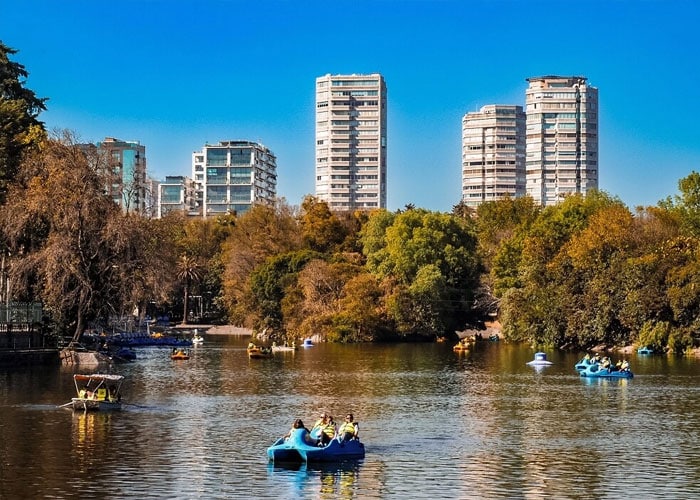 parque-chapultepec view in a river and a boat